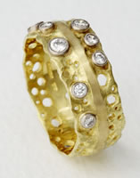 'Pierced Ring' in 18K yellow gold with small diamonds